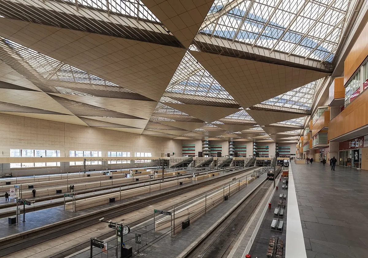 Andenes y cubierta interior de la estación Zaragoza-Delicias