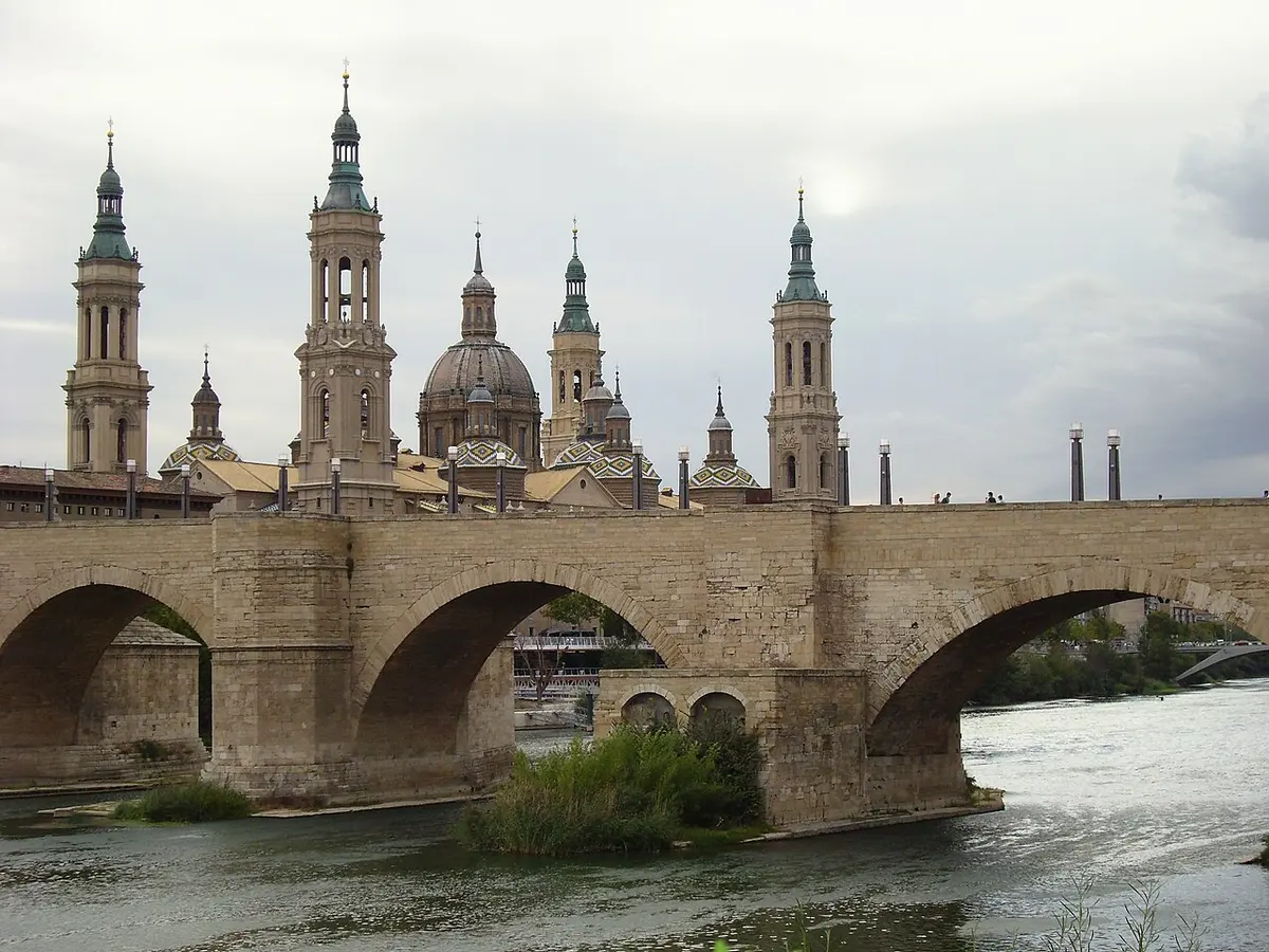 Basílica del Pilar y Puente de Piedra junto al río Ebro en Zaragoza